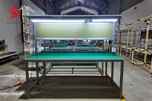 Bàn thao tác có bóng đèn – Giải pháp tối ưu ánh sáng cho môi trường sản xuất hiện đại