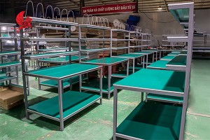 Bàn thao tác có giá kệ – Thiết kế thông minh giúp tối ưu không gian làm việc Bàn thao tác có giá kệ – Thiết kế thông minh giúp tối ưu không gian làm việc