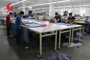 Ngành may mặc nên dùng loại bàn thao tác nào?